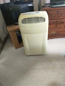 Delonghi air conditioner 9000 btu with all the accessories
