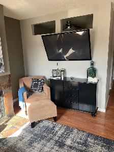 AVAILABLE TODAY. Awesome furnished 1 bedroom plus small den. - Photo 2