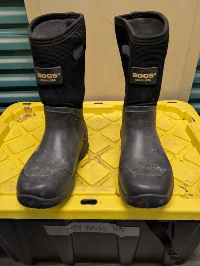 bogs winter boots. 9.5-10