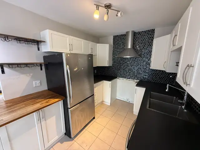 Apparemment de 4 chambres et 2 salles de bain