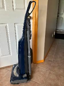 Upright Kenmore Elegance vacuum - Photo 4