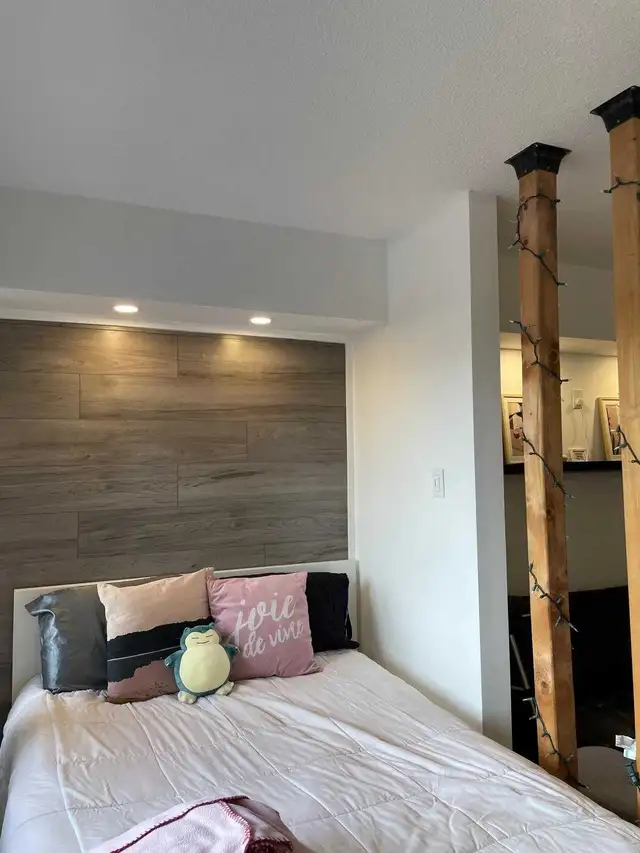 Ensemble chambre : lit double, bureau et miroir