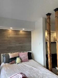 Ensemble chambre : lit double, bureau et miroir
