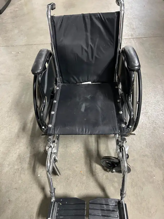 Quick folding wheelchair for petite size