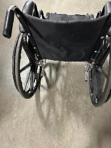 Quick folding wheelchair for petite size - Photo 3