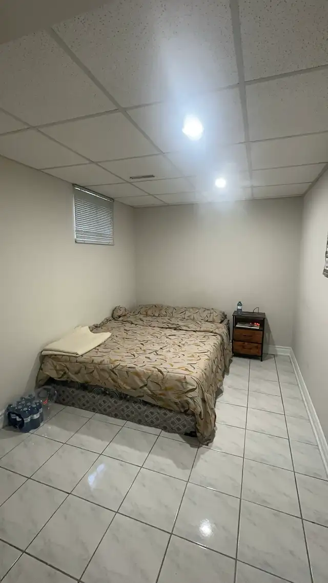 2 private Rooms in a bright basement near Squareone for Rent
