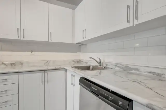 HUGE 4 DEN Townhouse for Lease for Rent (Meadowvale)