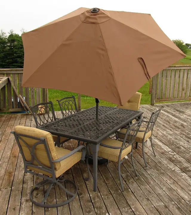 La-Z-Boy Patio Set Aberdeen 6 chairs, umbrella, deck box
