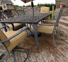 La-Z-Boy Patio Set Aberdeen 6 chairs, umbrella, deck box - Photo 3