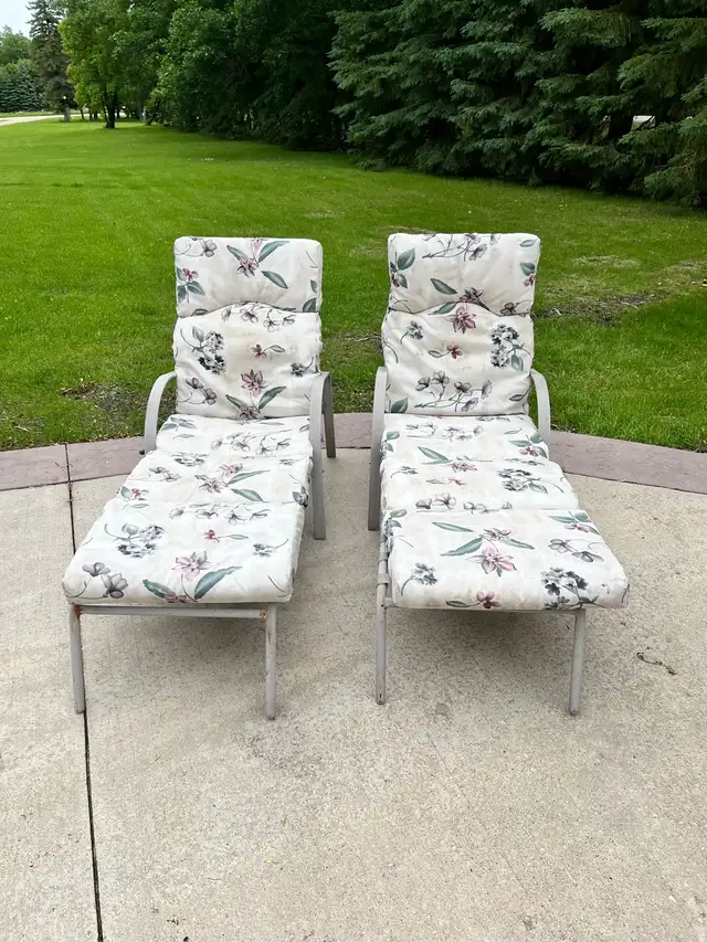 Deck loungers