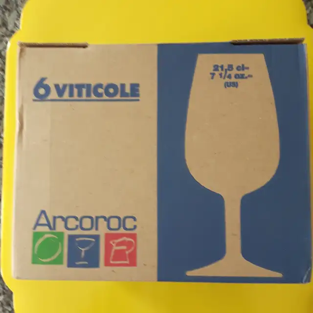 6 COUPES À VIN VITICOLE DANS BOITE CADEAU: $25.00 POUR LE TOUT