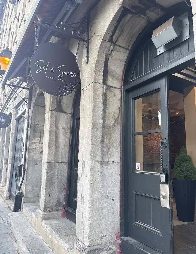 Now Hiring ! Restaurant Staff in Old Port Needed