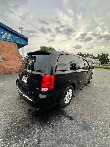 2016 Dodge Caravan SXT Low KM 1 Owner - Photo 4