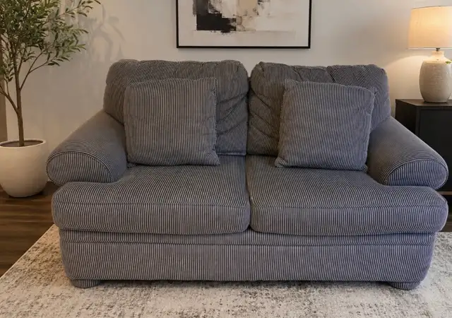 Matching sofa and loveseat Set