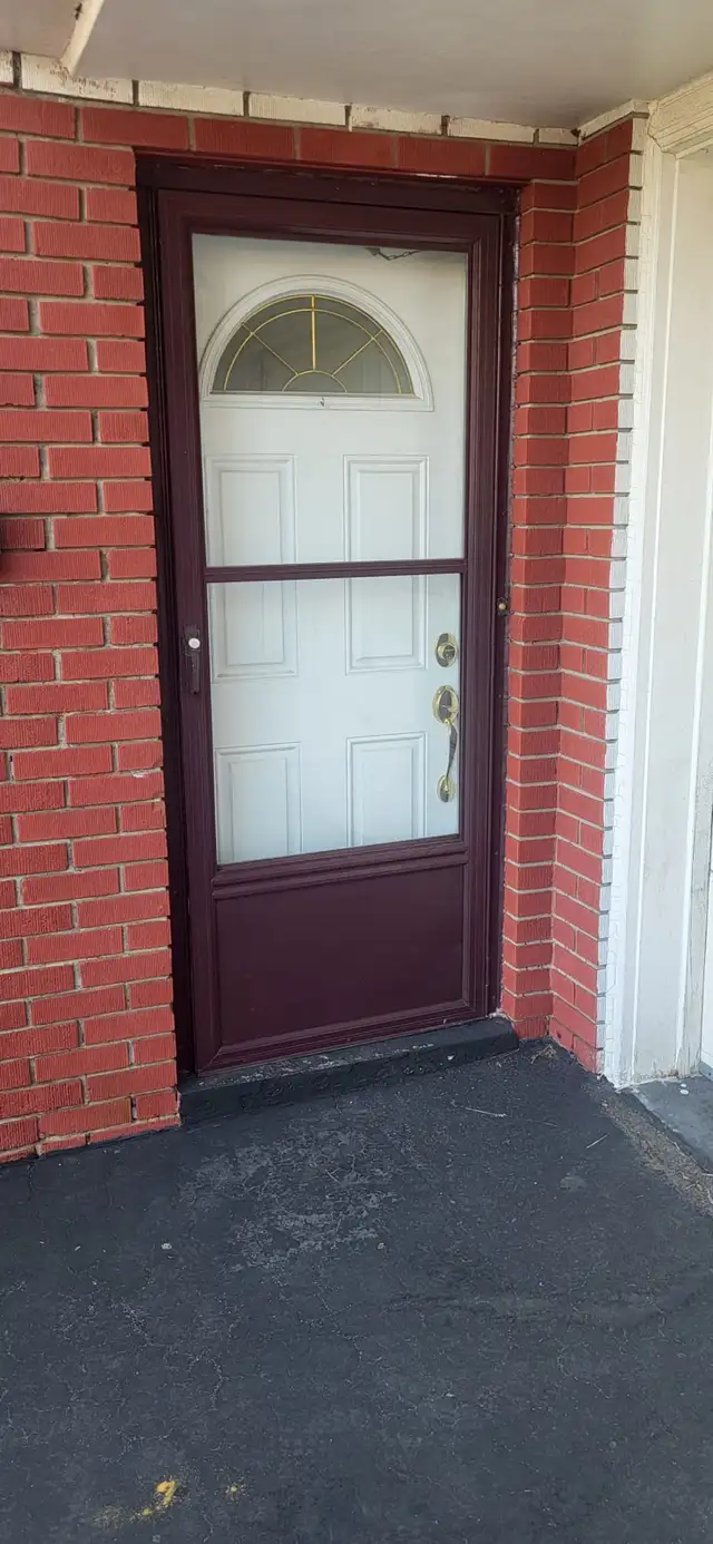 Beautiful Roomy Two Bedroom Walkout Basement Apartment