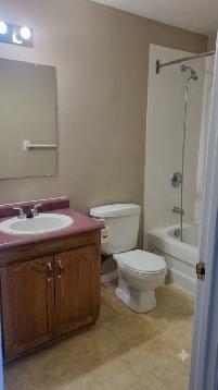 2 BEDROOM PLUS DEN 2 LEVEL AUG 1 CLAYTON PARK WEST HT, HW INC. - Photo 5