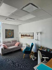 We offer a fully furnished and serviced office space - Photo 10
