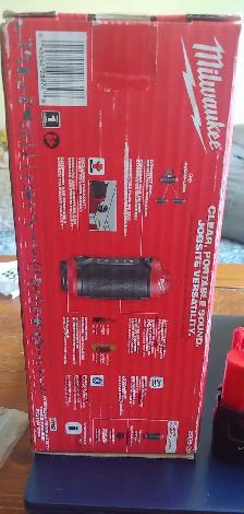 Milwaukee  Bluetooth speaker battery included and headlamp - Photo 2