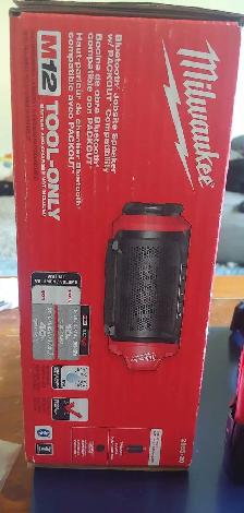 Milwaukee  Bluetooth speaker battery included and headlamp - Photo 3