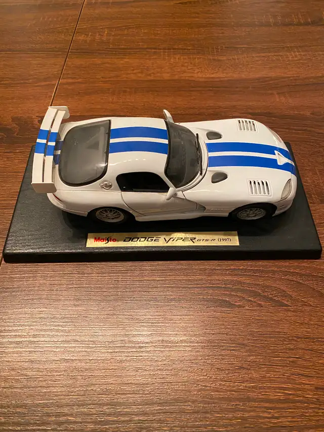 1997 Dodge Viper GTS-R, Maisto 1:18 Scale Diecast model . Doors