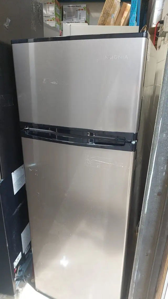 Fridge - 21.4' - Insignia 7.3 Cu Ft Top Mount Compact | SALE.
