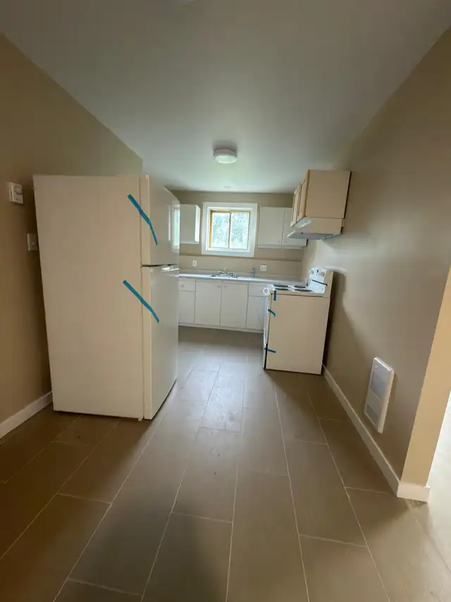 58 Barton Cres, unit 01, 2-bedroom apt(1bath 1kt basement)North