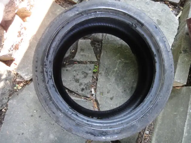 un pneu d'été Pirelli 245-40-18
