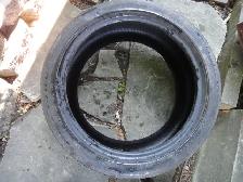 un pneu d'été Pirelli 245-40-18