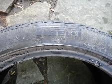 un pneu d'été Pirelli 245-40-18 - Photo 2
