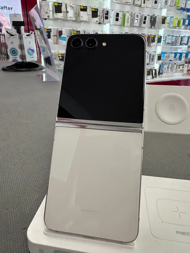 Unlocked Samsung Z flip 5 256gb, for $549 with 1 year warranty