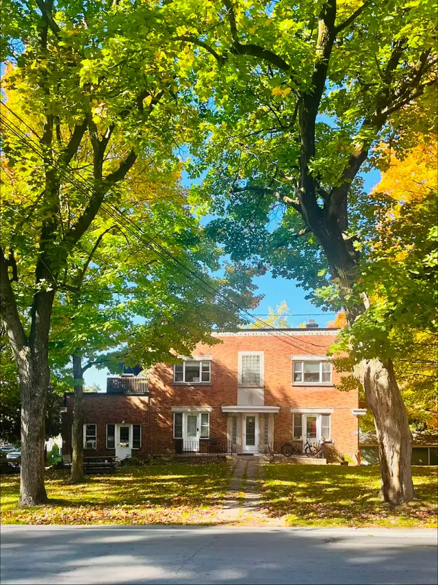 3 1/2 CHAMPÊTRE AU COEUR DE BEDFORD! ! !