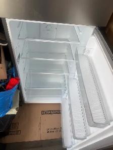 1-Year-Old Hisense Refrigerator – Excellent Condition!Price - Photo 2