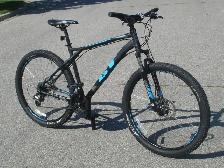 ALMOST NEW 27.5' GT AGGRESSOR 21 SPD, DISC BRAKES & SUSPENSION!