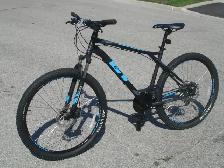 ALMOST NEW 27.5' GT AGGRESSOR 21 SPD, DISC BRAKES & SUSPENSION! - Photo 2