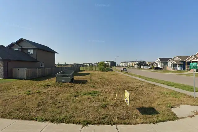 Great corner lot backing to a green belt