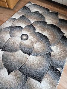 Beautiful Area Rug - Photo 2