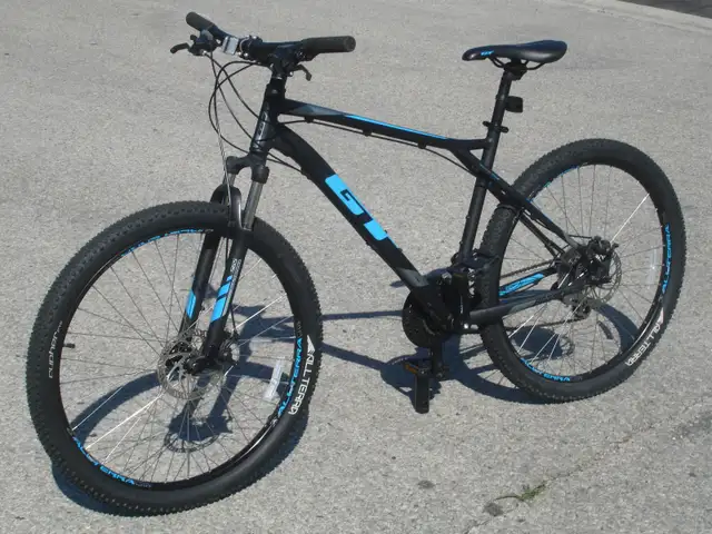 A BEAUTY 27.5' GT AGGRESSOR 21SPD, DISC BRAKES & SUSPENSION!