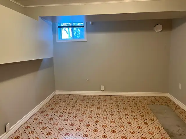 BrightLarge 2bedroom Den - lower level house@ Jane & St.Clair