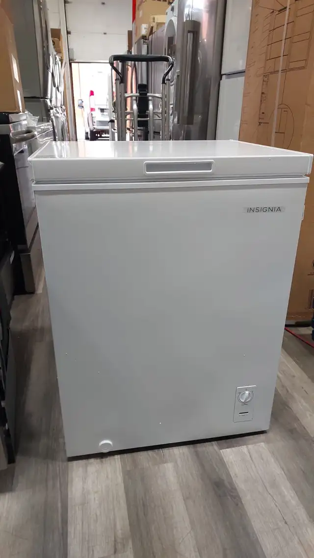 Chest Freezer - Insignia  5.0 Cu ft NS-CZ50WH0-C  - Whit