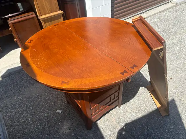 Free delivery used Round Drop Leaf Oak Dining Table