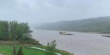 Beautiful Top Floor 2-bed 2-bath by River