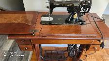 Antique Singer Sewing machine and cabinet - Photo 2