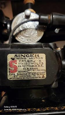 Antique Singer Sewing machine and cabinet - Photo 4