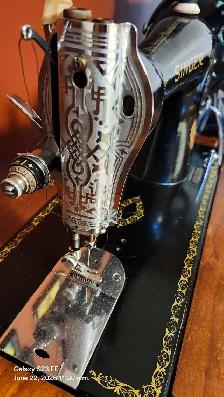 Antique Singer Sewing machine and cabinet - Photo 5