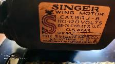 Antique Singer Sewing machine and cabinet - Photo 6