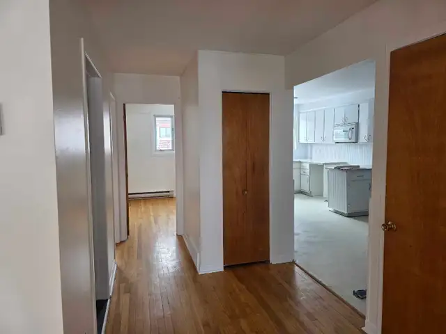 5 1/2 available: upper floor of duplex