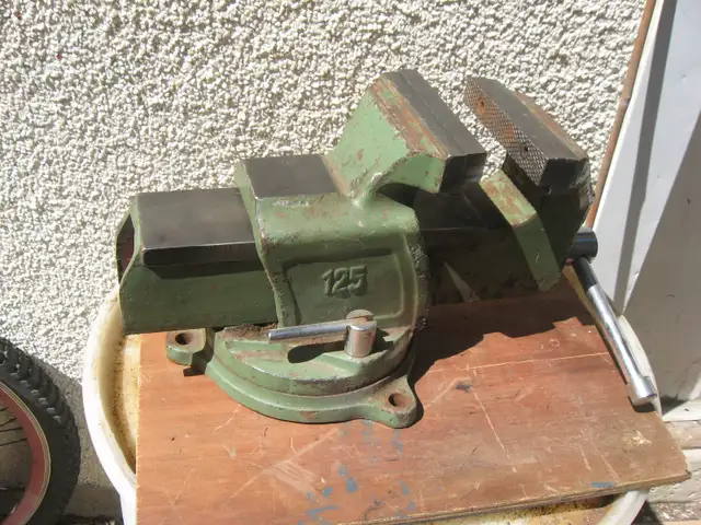 VISE - ( BENCH MODEL ) - - 5' JAWS