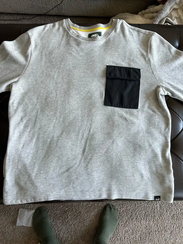 Roots (XL) Men’s Crew Neck