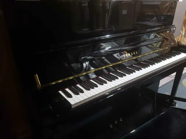Yamaha Upright Piano – Excellent Condition (9/10)