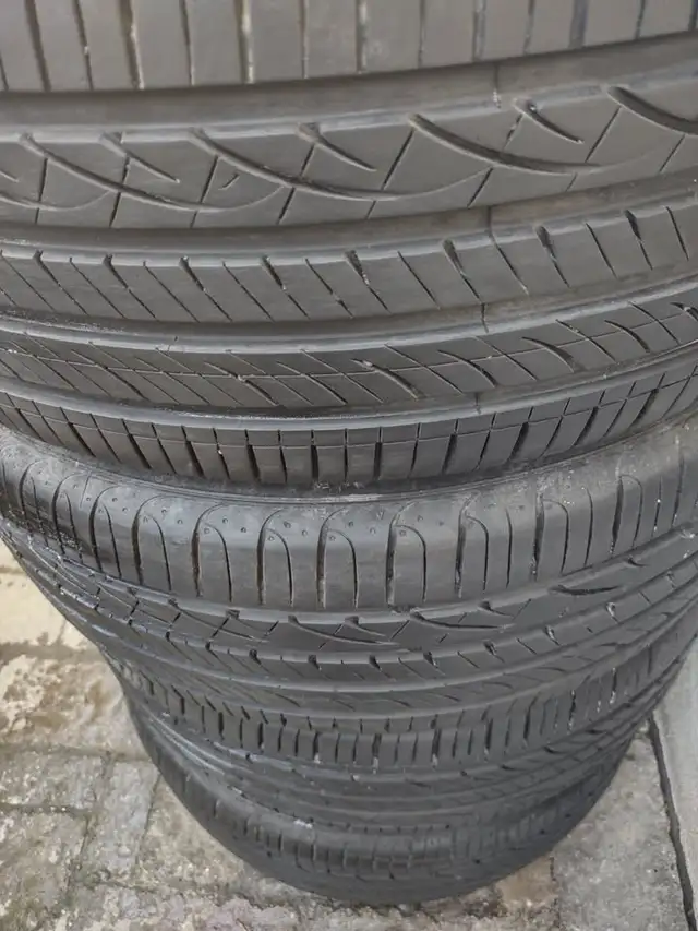 4 pneus été Hankook Ventus 235-50R19 comme neufs.